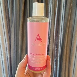 NWT Affinia Apple Blossom & Lily Gentle Plant Based Body Cleanser